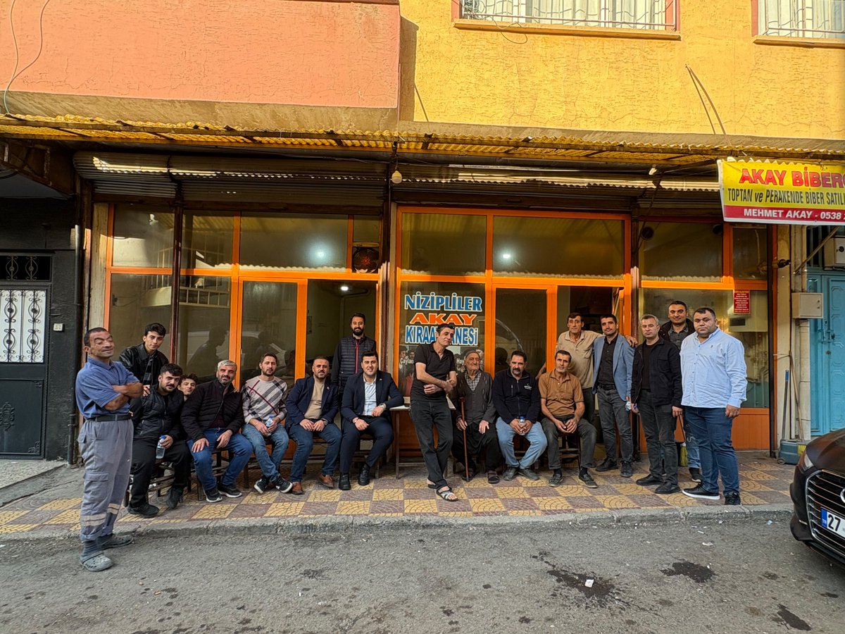 bese_yakup's tweet photo. 📍 29 Ekim’de BİR’İZ

Bismillah diyerek güne 29 Ekim Mahallesi’nde, Nizipliler Akay Kıraathanesi’nde başladık.

Cumhurbaşkanımız Sn. Recep Tayyip Erdoğan’ın selamlarını iletip çaylarına ve sohbetlerine konuk olduk. Esnafımıza hayırlı ve bereketli kazançlar diliyoruz.

Birlik ve beraberliğimiz daim olsun.

@RTErdogan
@avyusufibis
@abdulhamitgul
@fatihseyrekk
@fmfedaioglu 
@FatmaSahin 
@avmustafadurmus
@ismailguler027
@umutymz 
@avyaseminkaraca
@AKGenclikGM
@AKPartiG_Antep