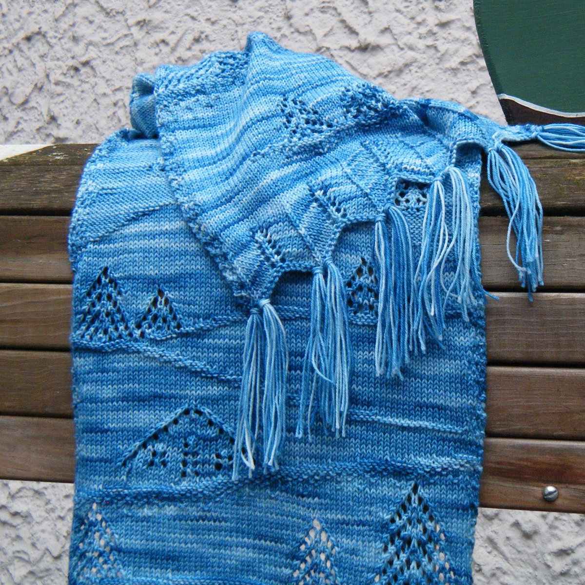 Crazy_Patterns's tweet photo. Kalte Tage? Strick dir den Winterwonderland-Schal: weich wirkender Look, edles Winter-Design und eine Anleitung, die dich Schritt für Schritt begleitet. Perfekt für gemütliche Strickabende. Jetzt bei Crazypatterns entdecken 🧶❄️ https://t.co/MGVVB2nWrA https://t.co/h6YSaWkpm5