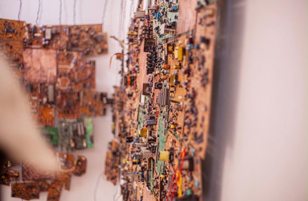 TMB_CD's tweet photo. A la mini-galerie Mast’art, Kasau Wa Mambwe explore les liens entre l’humain, l’exploitation minière et le numérique avec « Entre ciel et terre, l’humain ». A découvrir en images dans le cadre de la #BiennaleDeLubumbashi. #ArtCongolais #Lubumbashi https://t.co/sMS5tnBGvT