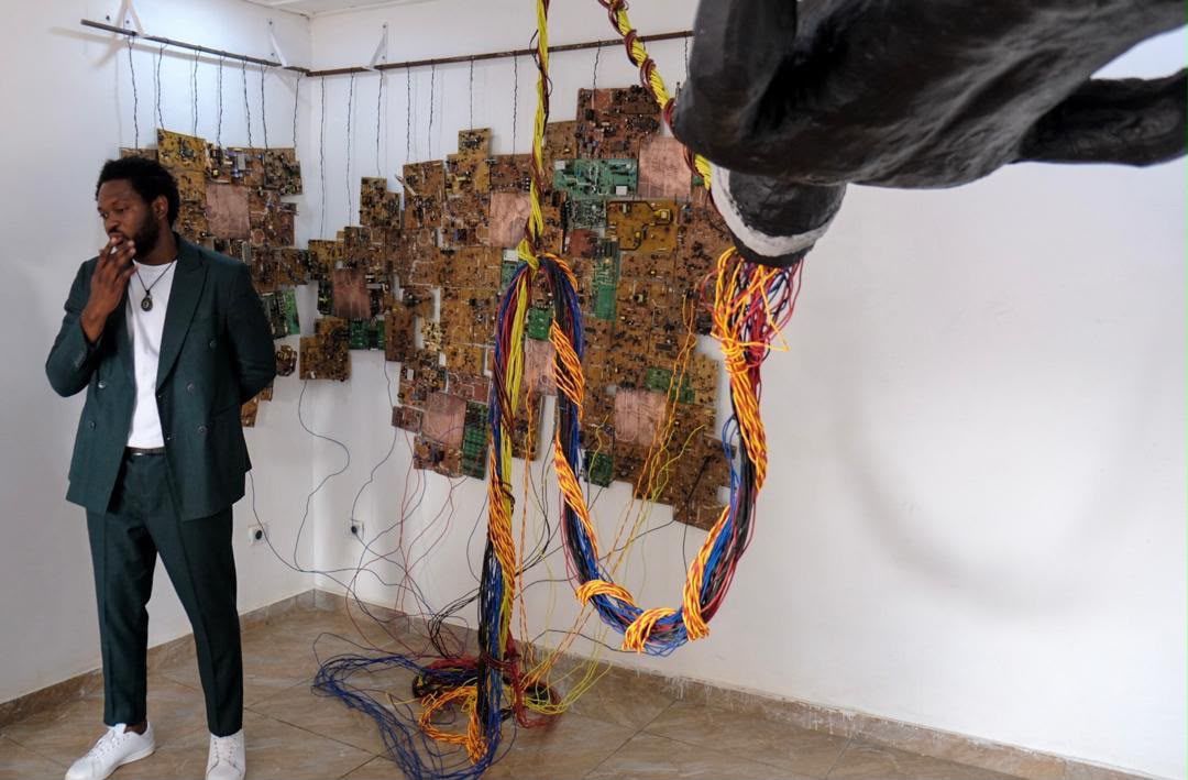 TMB_CD's tweet photo. A la mini-galerie Mast’art, Kasau Wa Mambwe explore les liens entre l’humain, l’exploitation minière et le numérique avec « Entre ciel et terre, l’humain ». A découvrir en images dans le cadre de la #BiennaleDeLubumbashi. #ArtCongolais #Lubumbashi https://t.co/sMS5tnBGvT