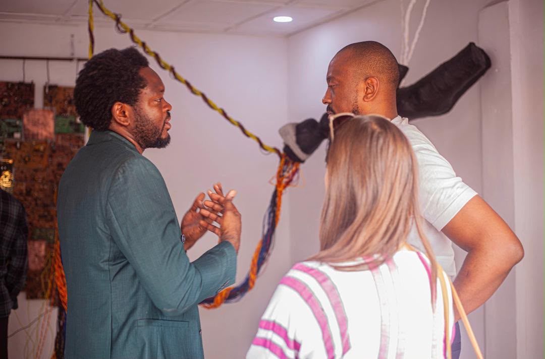 TMB_CD's tweet photo. A la mini-galerie Mast’art, Kasau Wa Mambwe explore les liens entre l’humain, l’exploitation minière et le numérique avec « Entre ciel et terre, l’humain ». A découvrir en images dans le cadre de la #BiennaleDeLubumbashi. #ArtCongolais #Lubumbashi https://t.co/sMS5tnBGvT