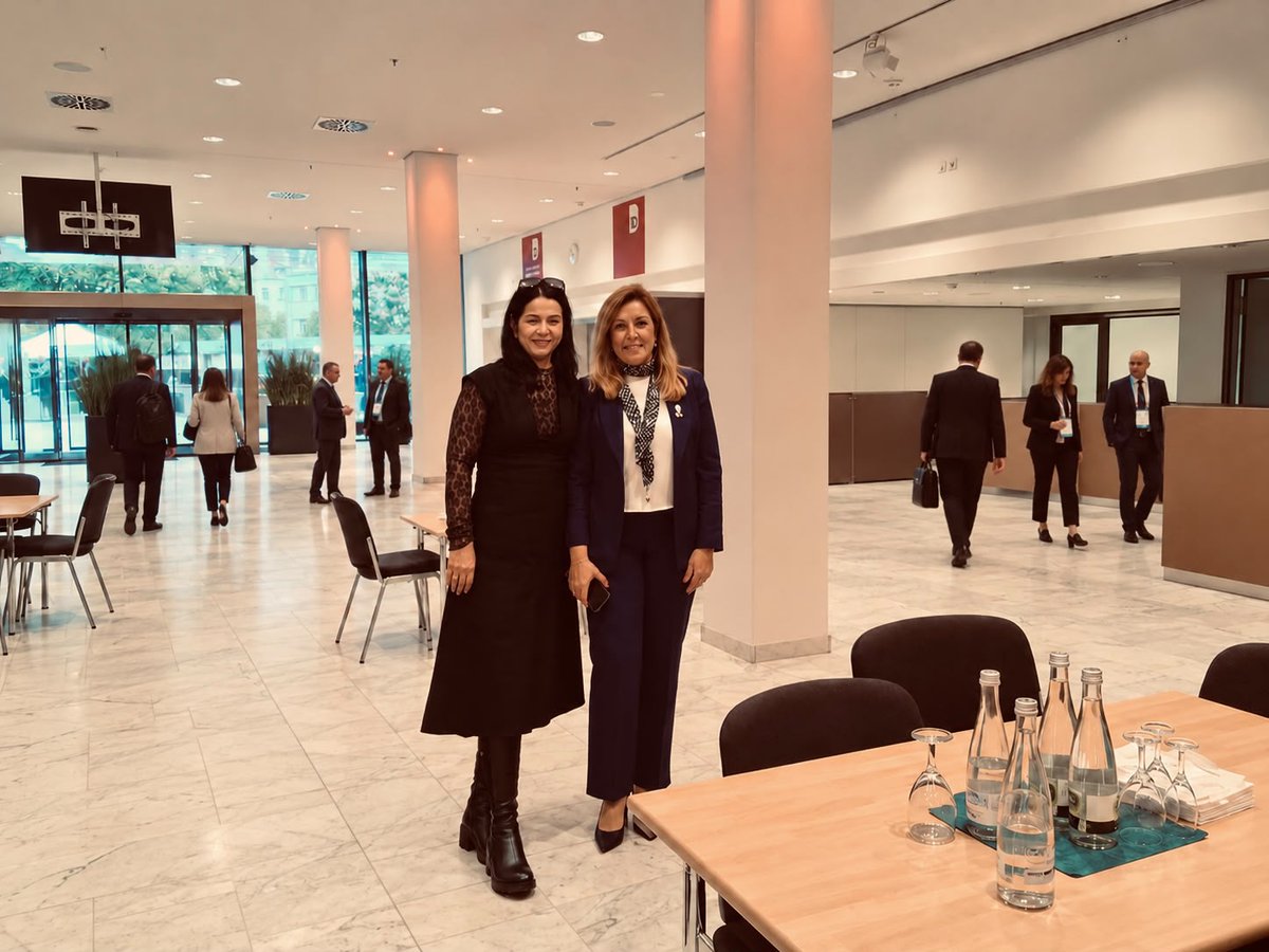 mutso48's tweet photo. MUTSO ULUSLARARASI REASÜRANS BULUŞMASI’NA KATILDI

MUTSO Sigorta Acenteleri İl Delegesi Berna Erdem, 18–21 Ekim 2026 tarihlerinde Almanya’nın Baden-Baden kentinde düzenlenen Baden-Baden Uluslararası Reasürans Buluşması’na katıldı.

Dünya sigortacılık sektörünün önemli organizasyonlarından biri olan buluşmada; küresel sigorta piyasaları, risk yönetimi, iklim değişikliği, dijital dönüşüm ve uluslararası iş birliği fırsatları ele alındı.

MUTSO İl Delegesi Berna Erdem, organizasyon kapsamında sektördeki güncel gelişmeleri takip ederek uluslararası sektör temsilcileriyle bilgi ve deneyim paylaşımında bulundu.