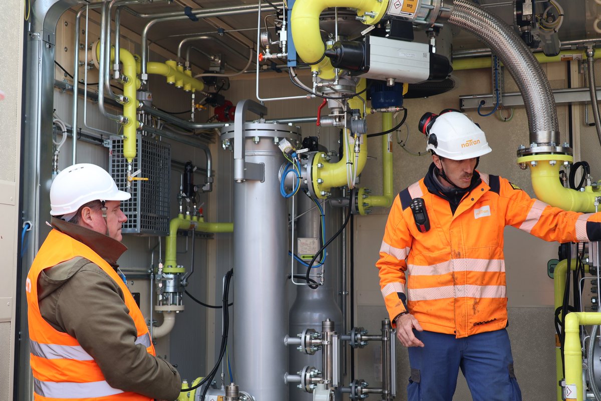 Prefet61's tweet photo. #Énergie | 🌱 Le rebours, un levier pour valoriser le biométhane dans l’Orne

📅 Ce mercredi 21 octobre, Hervé Tourmente, préfet de l’Orne, s’est rendu sur le site du rebours de Pin-la-Garenne, à la rencontre des équipes de NaTran, acteur du transport de gaz.

ℹ️ Cette installation permet de recomprimer le biométhane produit localement afin de l’injecter dans le réseau de transport de gaz. Le rebours inverse le sens habituel de circulation du gaz pour acheminer les surplus de production vers d’autres territoires ou infrastructures de stockage.

🐄 Une énergie produite localement, valorisée à plus grande échelle.

Le rebours de Pin-la-Garenne permet déjà à deux unités de méthanisation, situées à Courgeon et à Marolles-les-Braults, de valoriser leur production. Deux autres sites doivent prochainement en bénéficier.

📍 Avec cinq installations de rebours sur son territoire, le département de l’Orne confirme son rôle moteur dans le développement de la filière du biogaz, en Normandie. Le premier équipement départemental a été mis en service à Argentan en 2022.

🇫🇷  Une innovation au service de la transition énergétique.

Le développement de ces infrastructures accompagne la montée en puissance de la production de biométhane, dans laquelle l’État entend inscrire durablement la France. L’objectif national est de porter la part du gaz renouvelable à 10 % de la consommation de gaz à l’horizon 2030.

👏 Le préfet a salué l’engagement des équipes de NaTran dans ce déploiement qui contribue à valoriser les ressources énergétiques locales.

Pour en savoir plus sur le fonctionnement du rebours : https://t.co/TqpklQWyL4