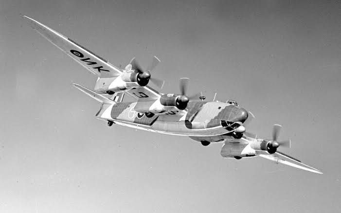 LetKalendar's tweet photo. 23. října 1943 poprvé vzlétl britský těžký bombardér Vickers Windsor. Typ byl navržen pro velké výšky a zahrnoval řadu zajímavých technických inovací, avšak jeho zavedení do výroby překazil konec 2. sv. války. Zůstalo tak jen u trojice prototypů.

Windsor byl posledním z celé řady designů, které se měly stát nástupcem slavného bombardéru Wellington. Konkrétně vznikl pro specifikaci B.5/41, v níž ministerstvo letectví žádalo výškový bombardér s přetlakovanou kabinou. Inženýři Vickersu odpověděli letounem využívajícím geodetickou konstrukci jako u Wellingtonu, avšak místo plátna byla kostra potažena speciální tkaninou z ocelových drátů, tenkých nerezových pásků a malé příměsi PVC. Eliptické křídlo mělo dutou konstrukci bez nosníků a sloužilo zároveň jako velká palivová nádrž. b

Pohonnými jednotkami byla čtveřice motorů Rolls-Royce Merlin; první prototyp měl Merlin 65 s výkonem 981 kW, další dva kusy dostaly výkonnější Merliny 85 (1219 kW každý). Kabina byla plně přetlakovaná, zajímavé bylo i řešení podvozku sestávajícího ze čtyř podvozkových noh (v každé motorové gondole jedna). Pumovnice pojmula až 6800 kg bomb, obrannou výzbroj tvořily čtyři 20mm kanóny v dálkově ovládaných věžičkách na zádi motorových gondol.

Při testech Windsor dosáhl max. rychlosti 510 km/h při doletu 4650 km s pumovým nákladem a dostupu až 8,3 km. V roce 1943 padla objednávka na 300 sériových kusů, avšak kvůli změnám priorit, vytížení továrny a řadě technických potíží se dodání prvních kusů neočekávalo dříve než v roce 1946. V listopadu 1944 byla proto objednávka snížena na 100 kusů, pak na 40, a po japonské kapitulace nakonec zrušena úplně. První prototyp DW506 byl ztracen při nehodě, zbylé dva skončily ve šrotu.