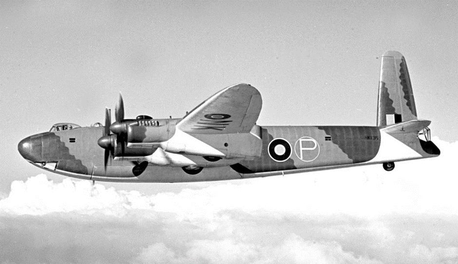 LetKalendar's tweet photo. 23. října 1943 poprvé vzlétl britský těžký bombardér Vickers Windsor. Typ byl navržen pro velké výšky a zahrnoval řadu zajímavých technických inovací, avšak jeho zavedení do výroby překazil konec 2. sv. války. Zůstalo tak jen u trojice prototypů.

Windsor byl posledním z celé řady designů, které se měly stát nástupcem slavného bombardéru Wellington. Konkrétně vznikl pro specifikaci B.5/41, v níž ministerstvo letectví žádalo výškový bombardér s přetlakovanou kabinou. Inženýři Vickersu odpověděli letounem využívajícím geodetickou konstrukci jako u Wellingtonu, avšak místo plátna byla kostra potažena speciální tkaninou z ocelových drátů, tenkých nerezových pásků a malé příměsi PVC. Eliptické křídlo mělo dutou konstrukci bez nosníků a sloužilo zároveň jako velká palivová nádrž. b

Pohonnými jednotkami byla čtveřice motorů Rolls-Royce Merlin; první prototyp měl Merlin 65 s výkonem 981 kW, další dva kusy dostaly výkonnější Merliny 85 (1219 kW každý). Kabina byla plně přetlakovaná, zajímavé bylo i řešení podvozku sestávajícího ze čtyř podvozkových noh (v každé motorové gondole jedna). Pumovnice pojmula až 6800 kg bomb, obrannou výzbroj tvořily čtyři 20mm kanóny v dálkově ovládaných věžičkách na zádi motorových gondol.

Při testech Windsor dosáhl max. rychlosti 510 km/h při doletu 4650 km s pumovým nákladem a dostupu až 8,3 km. V roce 1943 padla objednávka na 300 sériových kusů, avšak kvůli změnám priorit, vytížení továrny a řadě technických potíží se dodání prvních kusů neočekávalo dříve než v roce 1946. V listopadu 1944 byla proto objednávka snížena na 100 kusů, pak na 40, a po japonské kapitulace nakonec zrušena úplně. První prototyp DW506 byl ztracen při nehodě, zbylé dva skončily ve šrotu.
