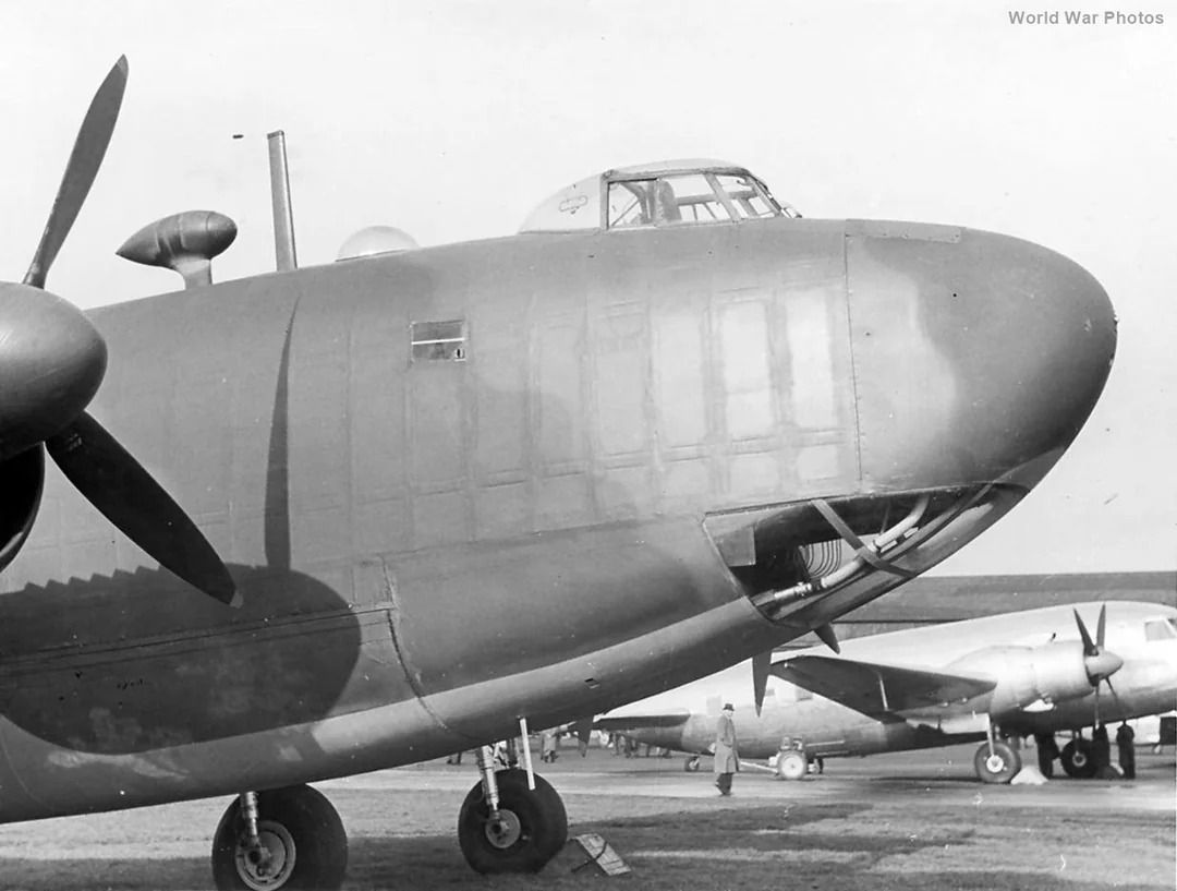 LetKalendar's tweet photo. 23. října 1943 poprvé vzlétl britský těžký bombardér Vickers Windsor. Typ byl navržen pro velké výšky a zahrnoval řadu zajímavých technických inovací, avšak jeho zavedení do výroby překazil konec 2. sv. války. Zůstalo tak jen u trojice prototypů.

Windsor byl posledním z celé řady designů, které se měly stát nástupcem slavného bombardéru Wellington. Konkrétně vznikl pro specifikaci B.5/41, v níž ministerstvo letectví žádalo výškový bombardér s přetlakovanou kabinou. Inženýři Vickersu odpověděli letounem využívajícím geodetickou konstrukci jako u Wellingtonu, avšak místo plátna byla kostra potažena speciální tkaninou z ocelových drátů, tenkých nerezových pásků a malé příměsi PVC. Eliptické křídlo mělo dutou konstrukci bez nosníků a sloužilo zároveň jako velká palivová nádrž. b

Pohonnými jednotkami byla čtveřice motorů Rolls-Royce Merlin; první prototyp měl Merlin 65 s výkonem 981 kW, další dva kusy dostaly výkonnější Merliny 85 (1219 kW každý). Kabina byla plně přetlakovaná, zajímavé bylo i řešení podvozku sestávajícího ze čtyř podvozkových noh (v každé motorové gondole jedna). Pumovnice pojmula až 6800 kg bomb, obrannou výzbroj tvořily čtyři 20mm kanóny v dálkově ovládaných věžičkách na zádi motorových gondol.

Při testech Windsor dosáhl max. rychlosti 510 km/h při doletu 4650 km s pumovým nákladem a dostupu až 8,3 km. V roce 1943 padla objednávka na 300 sériových kusů, avšak kvůli změnám priorit, vytížení továrny a řadě technických potíží se dodání prvních kusů neočekávalo dříve než v roce 1946. V listopadu 1944 byla proto objednávka snížena na 100 kusů, pak na 40, a po japonské kapitulace nakonec zrušena úplně. První prototyp DW506 byl ztracen při nehodě, zbylé dva skončily ve šrotu.
