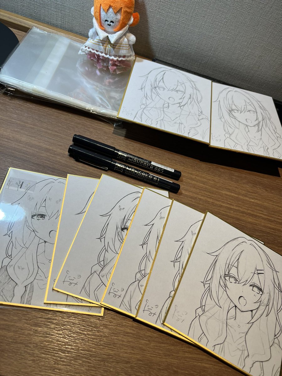 nicomeeple's tweet photo. 今ホテルで色紙のペン入れしてるのですが、メインのペンの替えを持ってくるの忘れて…
もしインクが切れたら若干太いペンになります🙇
今の所まだ描けそう…！保ってくれ…！ https://t.co/TdAq4seL0W