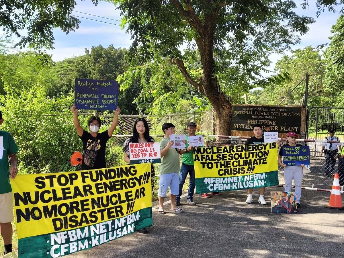 NET25TV's tweet photo. NFBM, TUMUTOL SA REHABILITASYON NG BATAAN NUCLEAR POWER PLANT

TINGNAN: Nagprotesta ang Nuclear Free Bataan Movement (NFBM) sa pagdating ng mga kalahok sa supply chain forum na inorganisa ng Department of Energy (DOE) sa Bataan Nuclear Power Plant sa Morong, Bataan.

Ayon sa grupo, hindi dapat isakripisyo ang kaligtasan ng mga komunidad at ang kalikasan sa paghahanap ng mas murang kuryente. Iminungkahi rin nitong pag-aralan ang renewable energy bilang alternatibo sa pagtugon sa pangangailangan sa kuryente. | via Larry Biscocho
#NET25NewsandInformation #BataanNuclearPowerPlant #RenewableEnergy