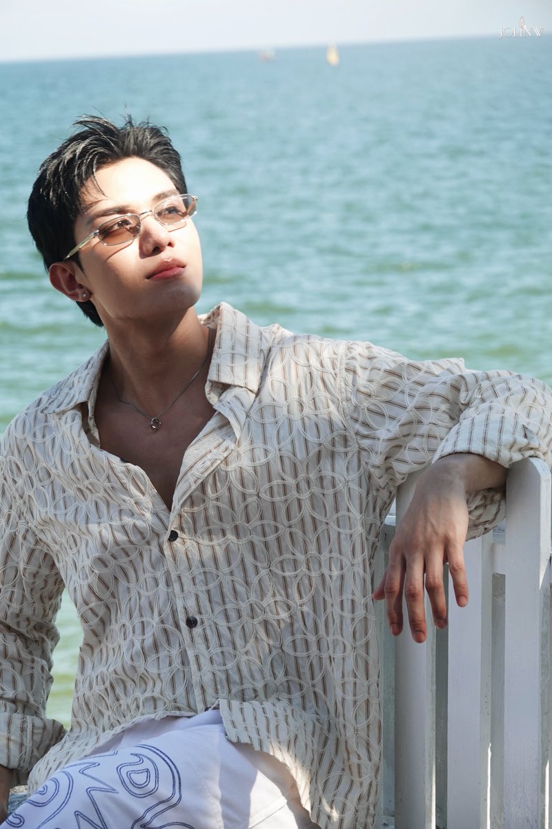 JolinWu07's tweet photo. Sunshine☀️&amp; Sea 🌊 &amp; Mr. Siraphop🖤
@netsiraphop 

#BarenotetripxNetJJ 
#NETJJ #netsiraphop https://t.co/bmLdWSulVL