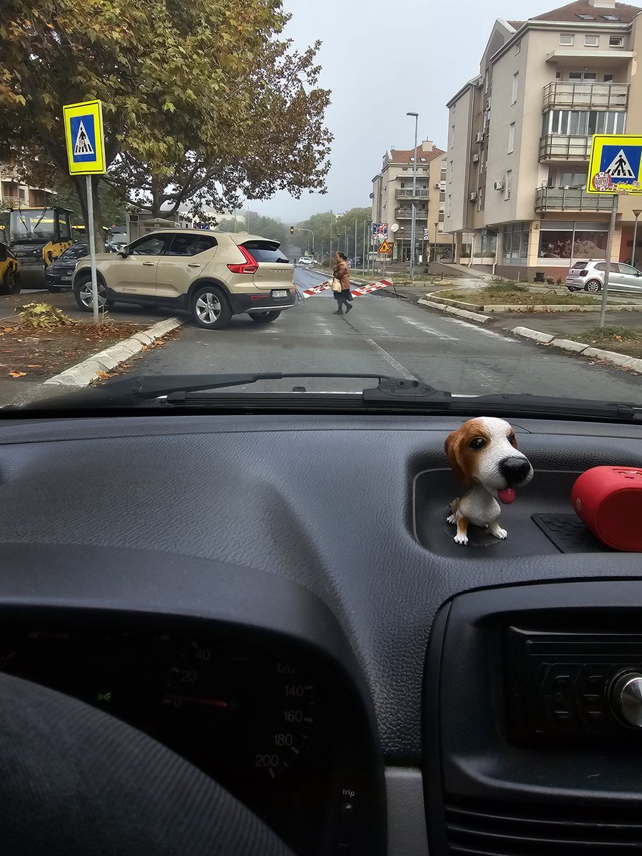 ToBreakFreeee's tweet photo. Doveze se kolona do kraja ulice i tek tada vidi da je ulica slepa pa preko ivičnjaka op. Proizvođači kartera se raduju. https://t.co/60VwMryNpt