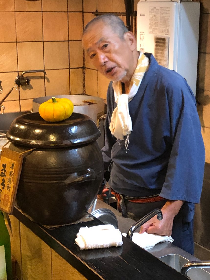 ComeBackDoc's tweet photo. 大きな甕(かめ)で供された #びぜん亭 芋焼酎🏺昼のピークを越えると夜の部に備え、大将が脇からカウンターへ毎日運んでたっけ😄

甕の上には季節の果物や草花が飾られる事も🍎🪴秋ならミニかぼちゃや柿、アケビらが登場🎃#中秋の名月 には稲穂(やススキ)&amp;月見団子がちょこんと載ってたり🎑う〜ん風流😙 https://t.co/SXCmiFjclN
