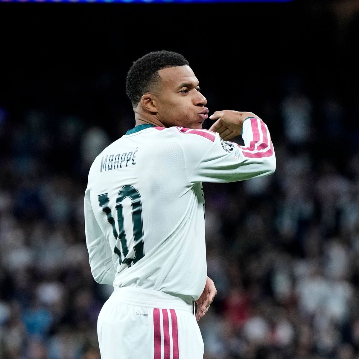 footmercato's tweet photo. 🚨 UN JOURNALISTE ESPAGNOL DÉTRUIT LA CANDIDATURE DE MBAPPÉ AU BALLON D’OR ! 😳

À trois jours du verdict, Antón Meana estime que Kylian Mbappé ne mérite pas le Ballon d’Or 2026 et place Harry Kane devant lui : « Kane l’a surpassé sur tous les plans : il a marqué plus de buts, il l’a éliminé en Ligue des Champions et l’a battu en Coupe du Monde. De plus, Kane a remporté des titres en Allemagne. Mbappé a fait croire, par son message, qu’il avait réalisé une meilleure saison que celle qu’il a réellement faite. »

Harry Kane mérite-t-il le Ballon d’Or devant Mbappé ? 👀