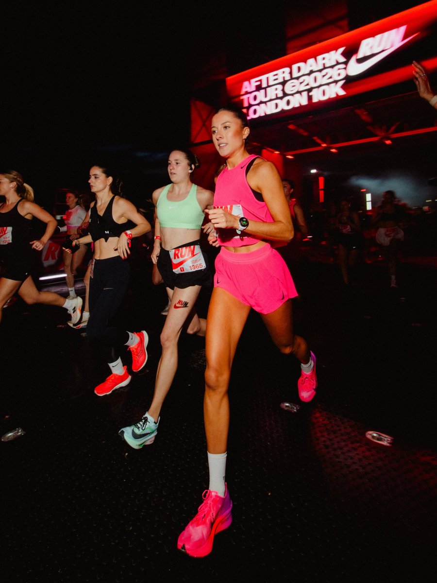 creapills's tweet photo. Nike transforme la piste d'un aéroport de Londres en course de nuit pour 5 000 femmes 🏃‍♀️

Lors de son After Dark Tour, la marque a fait passer un 10 km nocturne par la piste de London City Airport. L'aéroport ne fonctionne plus le samedi après-midi à cause des restrictions sur le bruit : aucun vol n'a été perturbé.

Un lieu fait pour décoller devient un terrain où chercher son meilleur chrono, et où courir de nuit l'esprit tranquille, loin de la vigilance qu'impose souvent la rue.