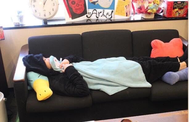 natsumiin_larc_'s tweet photo. 寝るHYDEさん https://t.co/yq9GHklCeq