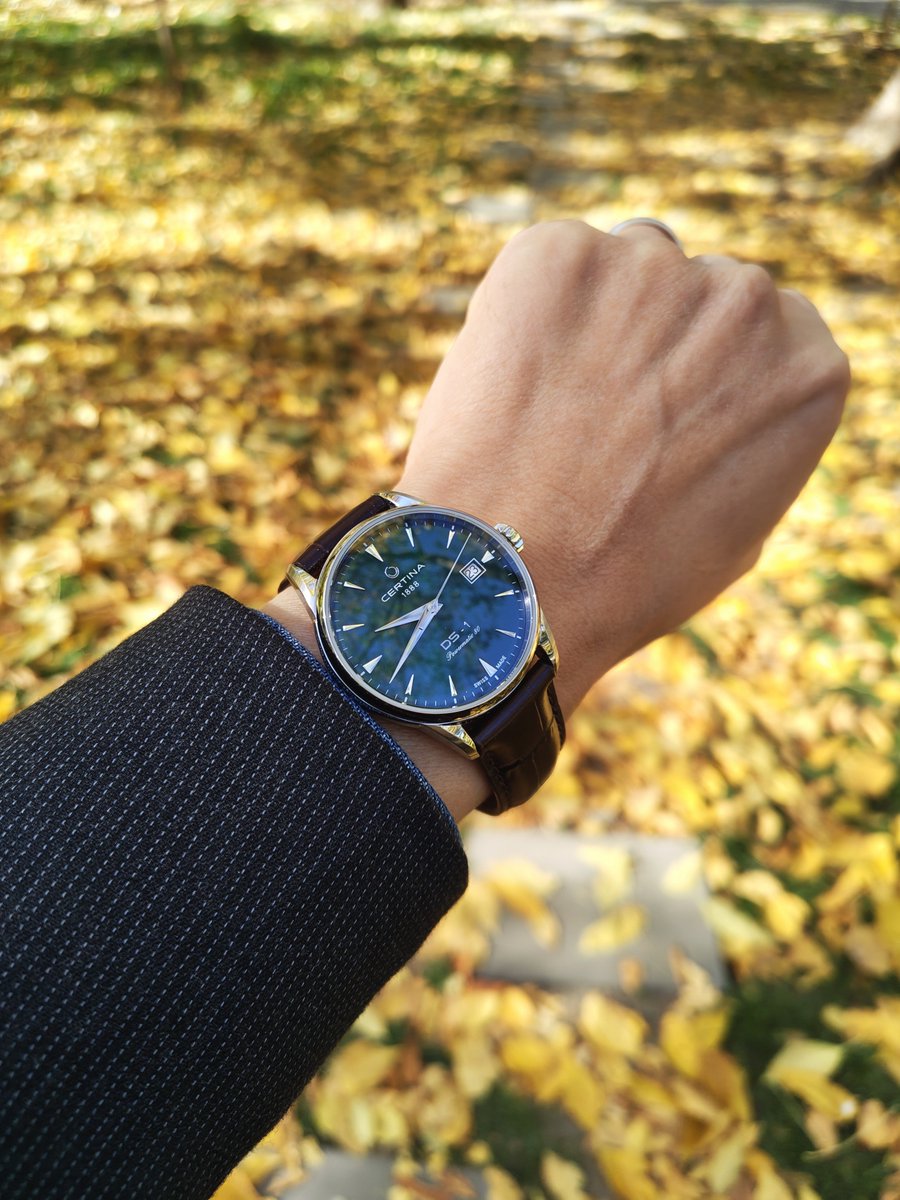 landashing's tweet photo. 秋って本当に綺麗🍂 散歩して、写真撮って😊 すごく綺麗な時計なんだよね✨ https://t.co/oSsjT2ERoY