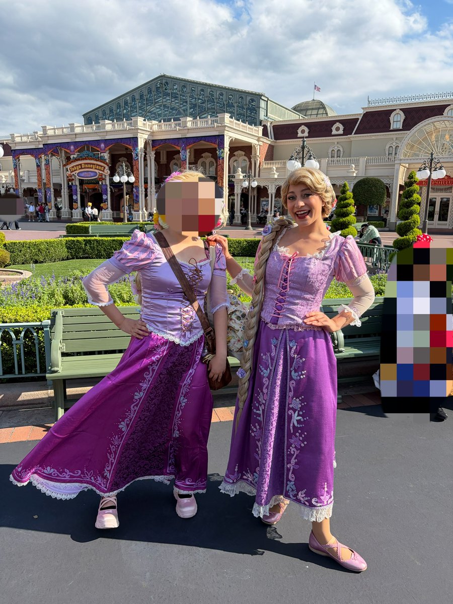 Matyako0728's tweet photo. 昨日久々にディズニーに行って来ました！初ラプンツェル仮装で。念願のラプンツェル仮装でラプンツェルとグリ出来たし大好きなファシリエともグリ出来ました！仮装してる方々があまりにもクオリティ高すぎて凄かった！めちゃくちゃ低クオリティの仮装だったので次回はもっと良くなるように頑張りたい💦 https://t.co/kKcJJ6NxSN