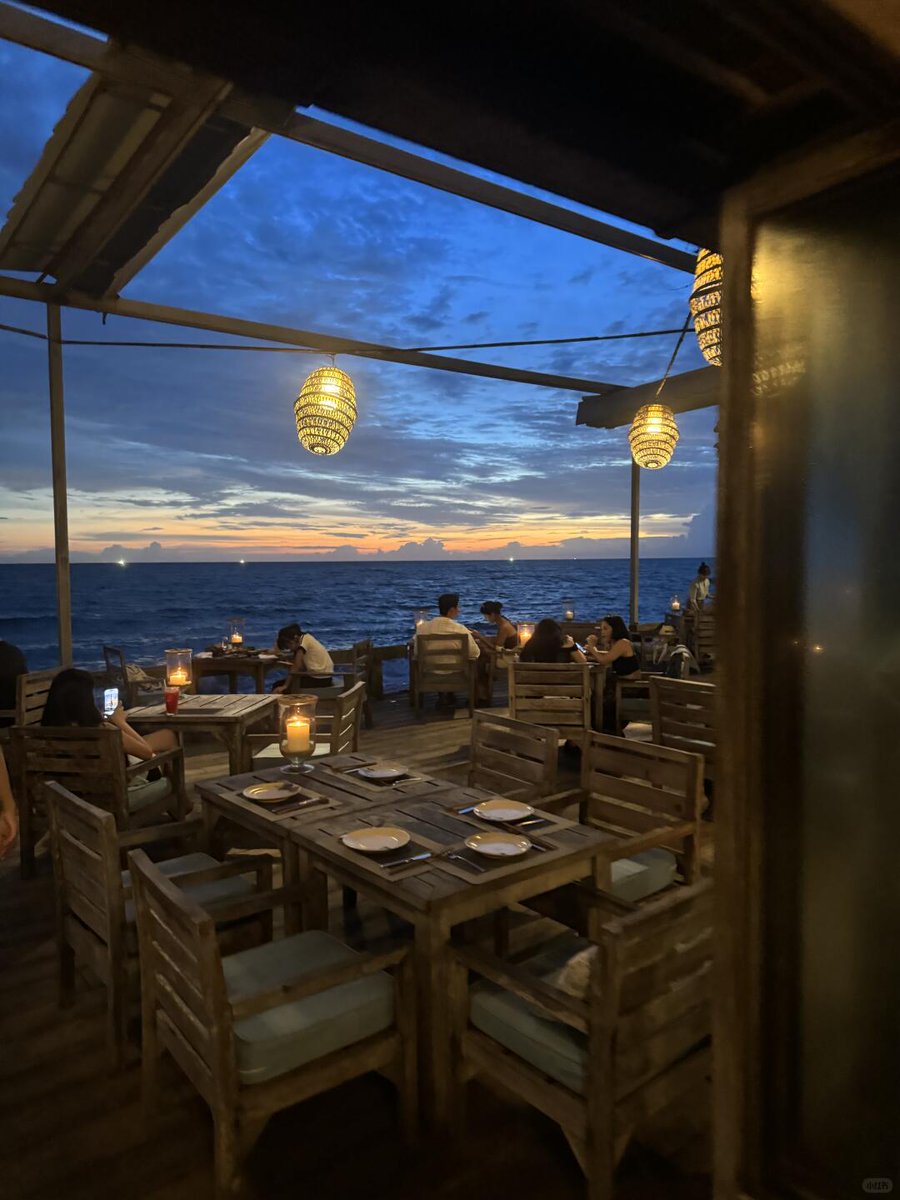 estrfanipezo's tweet photo. A core memory unlocked: waves close enough to feel the ocean’s pulse, a sunset shifting from golden fire to blue hour. More than a tour, it’s a moment you’ll replay forever. Private Phu Quoc escapes with HellenTravel. https://t.co/ltxjefmiJo