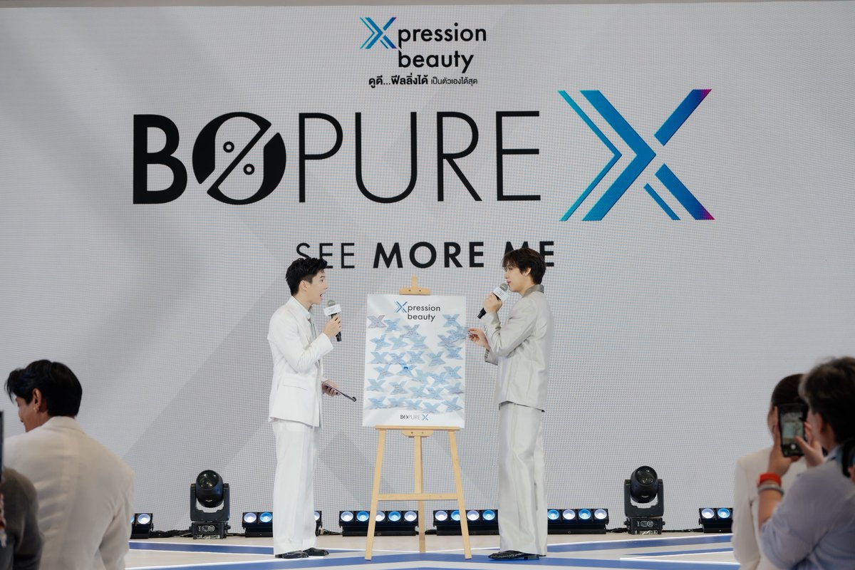 RainbowNewsent's tweet photo. โบ เพียว เอ็กซ์ จัดงานใหญ่ ชวนสัมผัสตัวตน “แบมแบม” ในฐานะ The Icon of Xpression Beauty เป็นครั้งแรก พร้อมตอกย้ำจุดยืนความงาม “ดูดี...ฟีลลิ่งได้ เป็นตัวเองได้สุด”

#BoPureXxBamBam #XpressionBeauty #ดูดีฟีลลิ่งได้เป็นตัวเองได้สุด #BamBam

￼ต่อยอดกระแสตอบรับระดับภูมิภาค โบ เพียว เอ็กซ์ (BO PURE X) จัดงานแถลงข่าวอย่างยิ่งใหญ่ “Xpression Beauty – See More Me” พาทุกคนมาร่วมสัมผัสประสบการณ์จริงพร้อมกันอย่างเป็นทางการครั้งแรกของ “แบมแบม – กันต์พิมุกต์ ภูวกุล” (BamBam) ในฐานะ The Icon of Xpression Beauty เพื่อร่วมถ่ายทอดมุมมองใหม่ของโปรแกรมลดเลือนริ้วรอย ที่ก้าวข้ามกรอบความงามแบบเดิม สู่การผลักดันแนวคิด “ดูดี...ฟีลลิ่งได้ เป็นตัวเองได้สุด” ที่กำลังสร้างแรงกระเพื่อมใน 8 ประเทศทั่วภูมิภาคเอเชียแปซิฟิค ได้แก่ ไทย สิงคโปร์ มาเลเซีย เวียดนาม อินโดนีเซีย ฟิลิปปินส์ ออสเตรเลีย และอินเดีย

ภญ. กิตติวรรณ รัตนจันทร์ รองประธานบริหารอาวุโส ฝ่ายการพาณิชย์ประจำภูมิภาคญี่ปุ่น เอเชียตะวันออกเฉียงใต้ และออสเตรเลีย-นิวซีแลนด์ บริษัท เมิร์ซ เอสเธติกส์ เอเชียแปซิฟิก กล่าวว่า “งานในวันนี้จัดขึ้นเพื่อพาทุกคนมาสัมผัสกับแนวคิด “Xpression Beauty – See More Me” อย่างใกล้ชิด ซึ่งเป็นการเปลี่ยนบทสนทนาเรื่องความงาม จากการเน้น ‘แก้ไข’ มาเป็นการ ‘ดูแลและให้คุณค่า’ กับสิ่งที่เราอยากรักษาไว้บนใบหน้า เพราะเราเชื่อว่าความงามที่ดูดีที่สุด คือความงามที่ยังสามารถแสดงออกทางอารมณ์ได้อย่างเป็นธรรมชาติ (Natural Expression) บนพื้นฐานของความปลอดภัยสูงสุดและมาตรฐานทางวิทยาศาสตร์ที่พิสูจน์ได้จริง โบ เพียว เอ็กซ์ เป็นโปรแกรมลดเลือนริ้วรอยที่ใช้ XTRACT TECHNOLOGYTM ซึ่งมีประสบการณ์ใช้งานทั่วโลกกว่า 20 ปี โดยไม่เคยมีรายงานการดื้อต่อสาร สิ่งนี้คือเครื่องพิสูจน์ถึงความเชี่ยวชาญและความปลอดภัยที่เราส่งมอบให้แพทย์และผู้รับบริการอย่างต่อเนื่อง”

ทางด้าน แบมแบม – กันต์พิมุกต์ ภูวกุลตัวแทนของแคมเปญที่สื่อสารกับแฟน ๆ ทั่วโลกผ่านโชว์และพลังของการแสดงออก ได้ร่วมถ่ายทอดแนวคิด Xpression Beauty ผ่านเสน่ห์ ความมั่นใจ และตัวตนที่เป็นธรรมชาติ ทั้งบนเวทีและในชีวิตจริง โดยแคมเปญนี้ได้สะท้อนมุมมองการดูแลตัวเองในยุคปัจจุบัน โดยเฉพาะสำหรับผู้ที่เริ่มหันมาให้ความสำคัญกับเวชศาสตร์ความงาม ว่าการดูดีขึ้นไม่จำเป็นต้องแลกมากับการสูญเสียความเป็นตัวเอง แต่คือการดูแลตัวเองอย่างเข้าใจ โดยไม่ละทิ้งสีหน้า รอยยิ้ม แววตา ฟีลลิ่ง และการเคลื่อนไหวบนใบหน้า เพราะสิ่งเหล่านี้คือความพิเศษที่ทำให้แต่ละคนไม่เหมือนใคร การดูดีขึ้นจึงไม่ใช่การเปลี่ยนไปเป็นคนอื่น แต่คือการเผยเสน่ห์ในแบบของเราให้ชัดเจนยิ่งขึ้น ภายใต้แนวคิด See More Me
 
พร้อมกันนี้ แบมแบมยังได้ตอกย้ำข้อความสำคัญที่สะท้อนภาพลักษณ์ของแคมเปญนี้ไว้ว่า “Bo Pure X ช่วยให้ผมเปิดเผยตัวตนของตัวเอง ผ่านการเคลื่อนไหว ฟีลลิ่งบนใบหน้า ปลดปล่อยได้ทุกอารมณ์”

นิยามใหม่ของผลลัพธ์ที่ใช่ “ผิวเรียบเนียนที่ยังขยับและสื่ออารมณ์ได้ตามฟีลลิ่ง”
ภายในงานยังได้รับเกียรติจาก นพ.สมิทธิ์ อารยะสกุล แพทย์ผู้เชี่ยวชาญสาขาเวชศาสตร์ป้องกัน แขนงเวชศาสตร์วิถีชีวิต โรงพยาบาลสมิติเวช สุขุมวิท, ผู้ก่อตั้งและแพทย์ประจำ Smith Prive’ Aesthetique และวิทยากรพิเศษ สาขาวิชาตจวิทยา (หลักสูตรนานาชาติ) วิทยาลัยแพทยศาสตร์นานาชาติจุฬาภรณ์ มหาวิทยาลัยธรรมศาสตร์ มาร่วมเจาะลึกและจุดประกายมุมมองใหม่ให้กับทั้งแพทย์และผู้รับบริการ โดยชี้ให้เห็นว่า “มาตรฐานของการทำหัตถการความงามด้วยโปรแกรมลดเลือนริ้วรอยในวันนี้ได้ก้าวไปอีกขั้น ผลลัพธ์ในอุดมคติคือการที่ผิวดูเรียบเนียนไร้ริ้วรอย ในขณะที่ใบหน้ายังสามารถขยับและแสดงอารมณ์ได้ ซึ่งผลลัพธ์ลักษณะนี้เกิดจากการเลือกใช้นวัตกรรมสารลดเลือนริ้วรอยที่มีความบริสุทธิ์และมีความแม่นยำสูงที่ออกฤทธิ์ตรงจุดเป้าหมาย ช่วยคลายกังวลเรื่องริ้วรอย พร้อมคืนอิสระให้กับใบหน้ายังสื่อสารทุกความรู้สึกได้อย่างเป็นธรรมชาติ” พร้อมกันนี้ยังชวนให้ทุกคนปรับมุมมองการรับคำปรึกษาในคลินิก จากการโฟกัสเพียง “สิ่งที่อยากปรับ” มาเป็นให้ความสำคัญกับ “เอกลักษณ์ที่อยากรักษาไว้” ควบคู่กันไป
 
￼