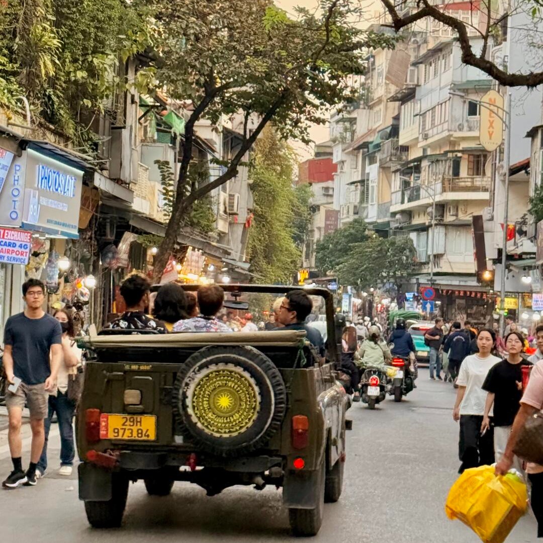 RodriCaerito's tweet photo. Hanoi is a dream for citywalk lovers. Solo travel is easy, food is delicious and affordable, and a phone translator goes a long way. Explore Hoan Kiem Lake, the Fine Arts Museum, old architecture, street eats, and the city’s warm local vibe. https://t.co/Y4ax38ua3i
