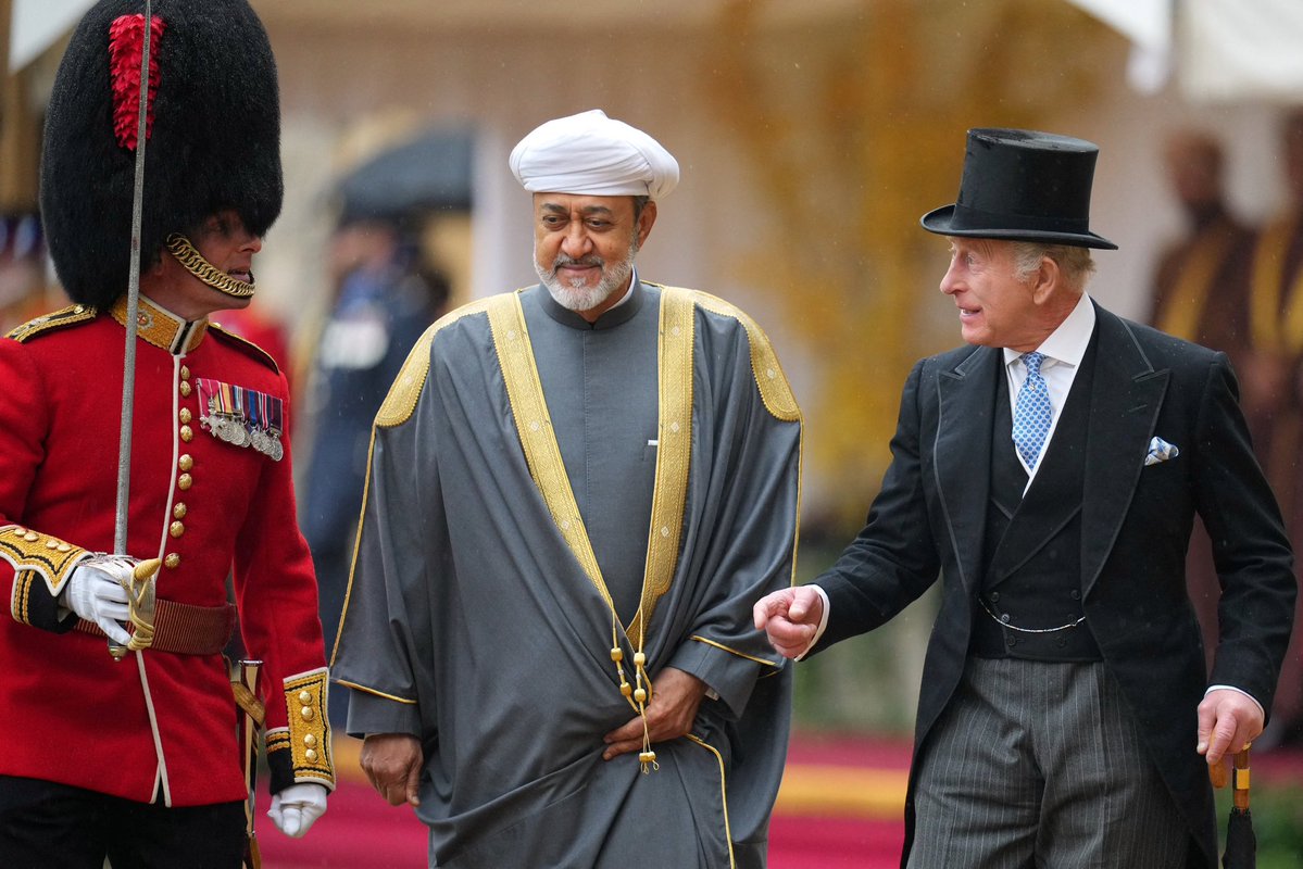 technologyun's tweet photo. أنا البدر يعشي نور عينيك فالتمس
بكفيك يا ابن القين هل أنت نائله
أنا الدهر يفنى الدهر والموت خالدٌ
فجئني بمثل الدهر شيئا يطاوله https://t.co/eZiEA7mGLo