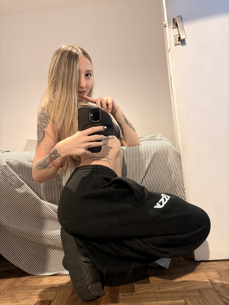 cherryevexo65's tweet photo. 5 minutes with me, wyd? 😉 https://t.co/eFqCkBZvWO