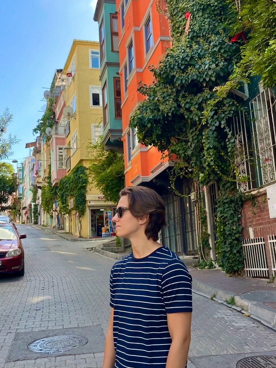 sooffiiu's tweet photo. Balat, Istanbul: colors, history, and hidden corners around every turn. https://t.co/rSbGgqrfeZ