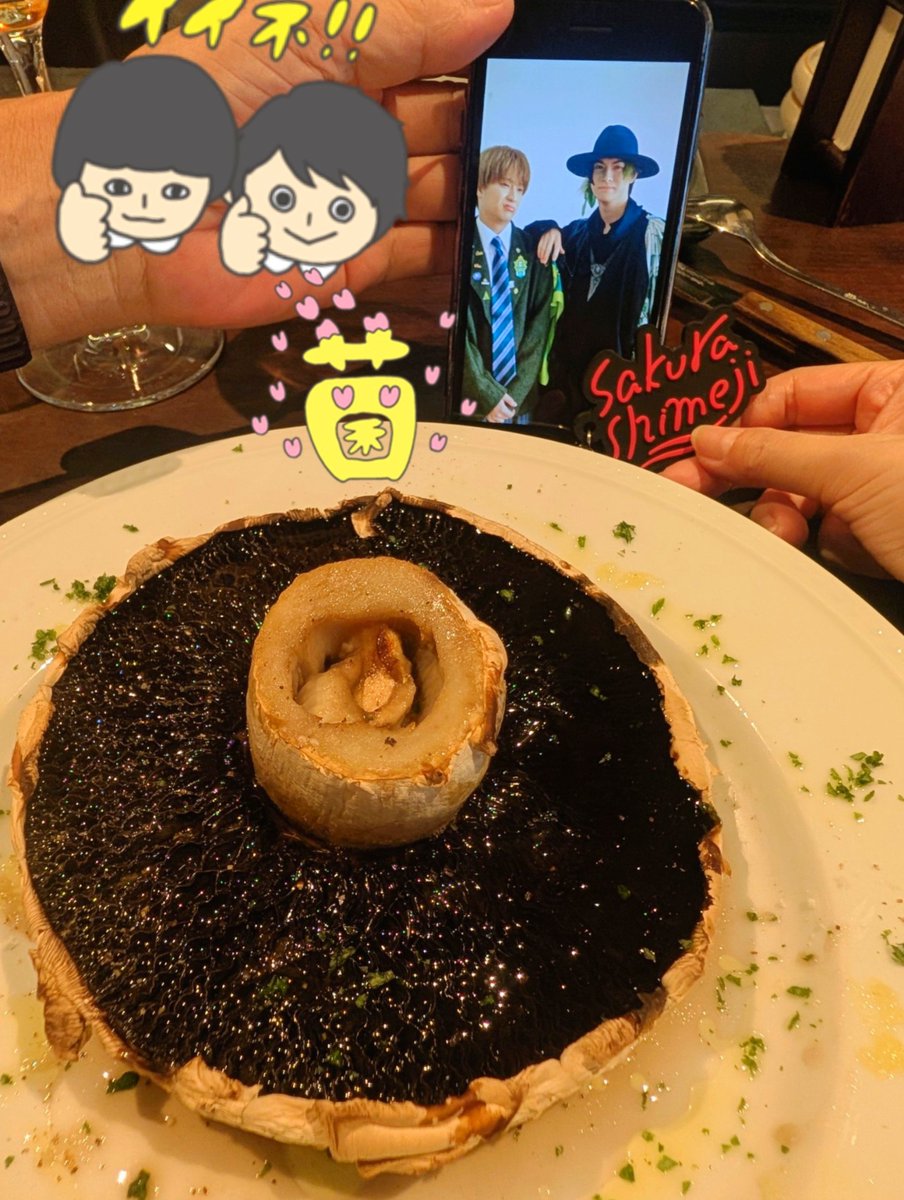 jime10230124's tweet photo. デッカマッシュルーム食べに来たのにトレカ全て忘れたの愚かだなって https://t.co/VU4xURgRw8