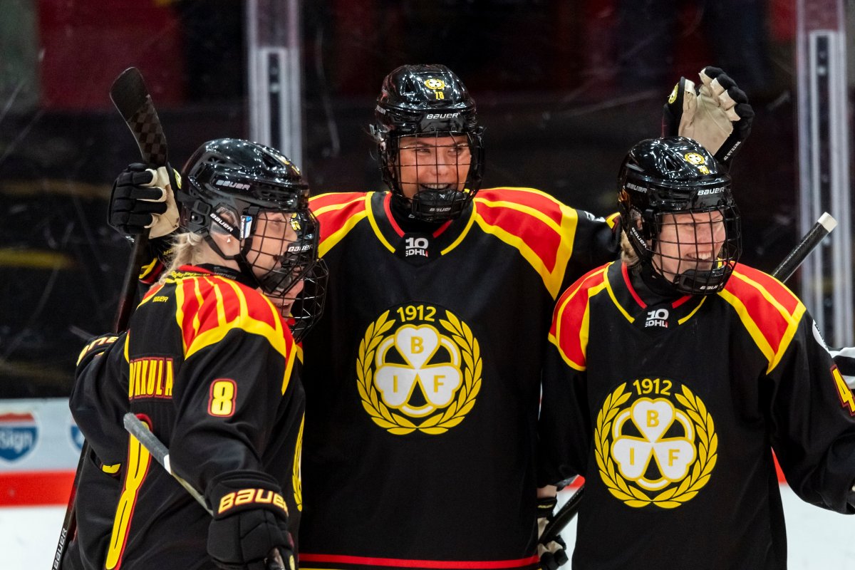 Brynas's tweet photo. Fredag + hemmamatch = 🔥💯🎉

Ikväll spelar vi den sista matchen innan landslagsuppehållet. Linköping står för motståndet med nedsläpp klockan 18:00!

🎟️ Säkra din biljett på https://t.co/KpnqIDCyI5 https://t.co/zBc65gWJpg