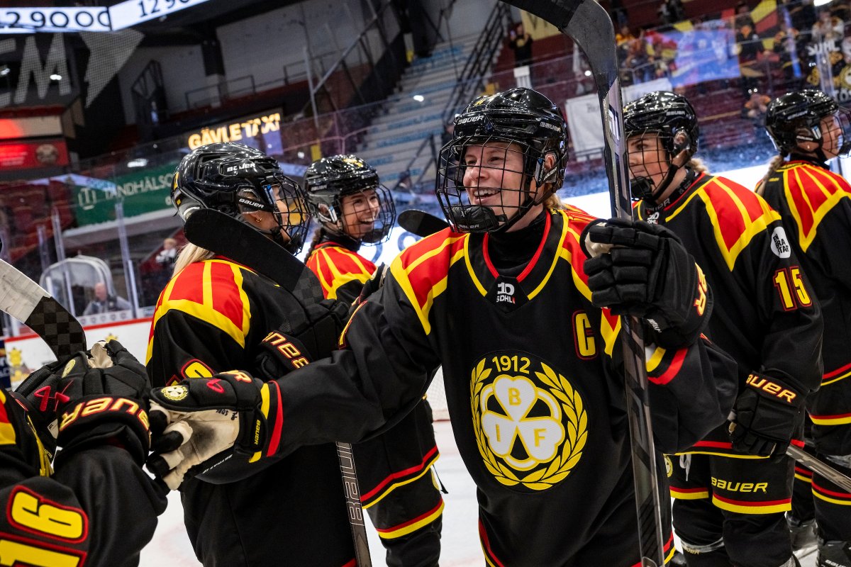 Brynas's tweet photo. Fredag + hemmamatch = 🔥💯🎉

Ikväll spelar vi den sista matchen innan landslagsuppehållet. Linköping står för motståndet med nedsläpp klockan 18:00!

🎟️ Säkra din biljett på https://t.co/KpnqIDCyI5 https://t.co/zBc65gWJpg