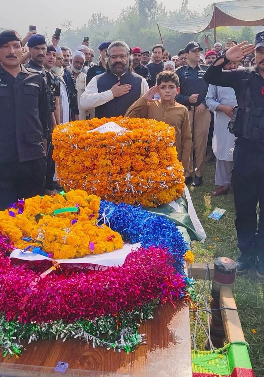 KhalidkMangal's tweet photo. شہید کاظم جان کے بیٹے کا اپنے شہید باپ کو آخری سلیوٹ https://t.co/oNrt5jZSq2