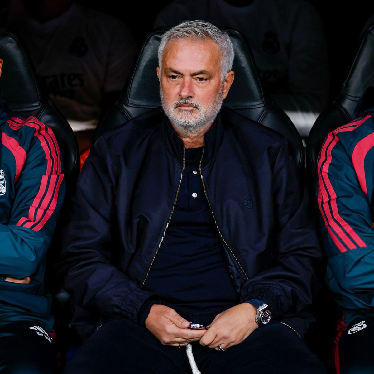 footmercato's tweet photo. 🚨 MOURINHO AURAIT TROIS PLANS POUR FAIRE TOMBER LE BARÇA ! 🧠🔥

À six points du FC Barcelone, le Real Madrid n’a plus le droit à l’erreur. Une victoire au Camp Nou dimanche est indispensable pour rester dans la course au titre ! ⚔️

Selon AS, José Mourinho aurait préparé trois scénarios tactiques, tous articulés autour d’un homme : Federico Valverde ! 👀

🔄 L’Uruguayen pourrait être align�� :
🛡️ Plan A : au poste de latéral droit.
⚙️ Plan B : dans l’entrejeu aux côtés de Tchouaméni.
⚡ Plan C : sur l’aile droite pour renforcer l’équilibre défensif.

De son côté, Marca évoque une autre surprise possible : Eduardo Camavinga titulaire au milieu de terrain !

Quel plan choisiriez-vous pour faire tomber le Barça ? 👀