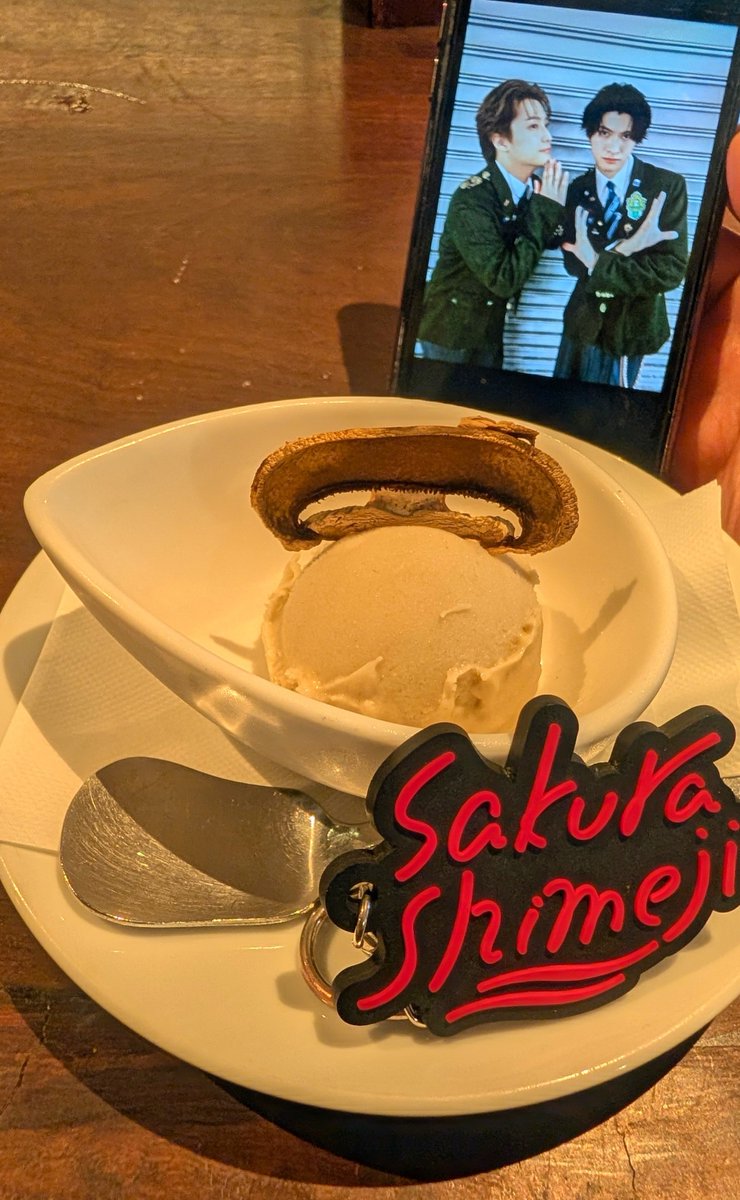 jime10230124's tweet photo. デッカマッシュルーム食べに来たのにトレカ全て忘れたの愚かだなって https://t.co/VU4xURgRw8