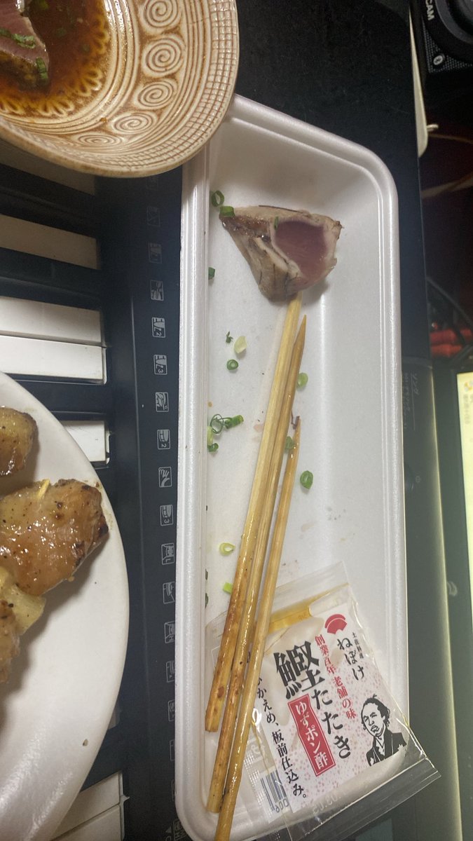 nyankomaster00's tweet photo. ケツの後ろには猫🐈
机の上には酒とか色々
最近鰹安いんですよね🐟
もう既に帰ってきて買い物済ませて16時くらいから呑んでるって感じで残業なんか大嫌いなので早く帰れる時は鬼のように早く帰ってくるワタシです♪ https://t.co/ffMcbvqLcy