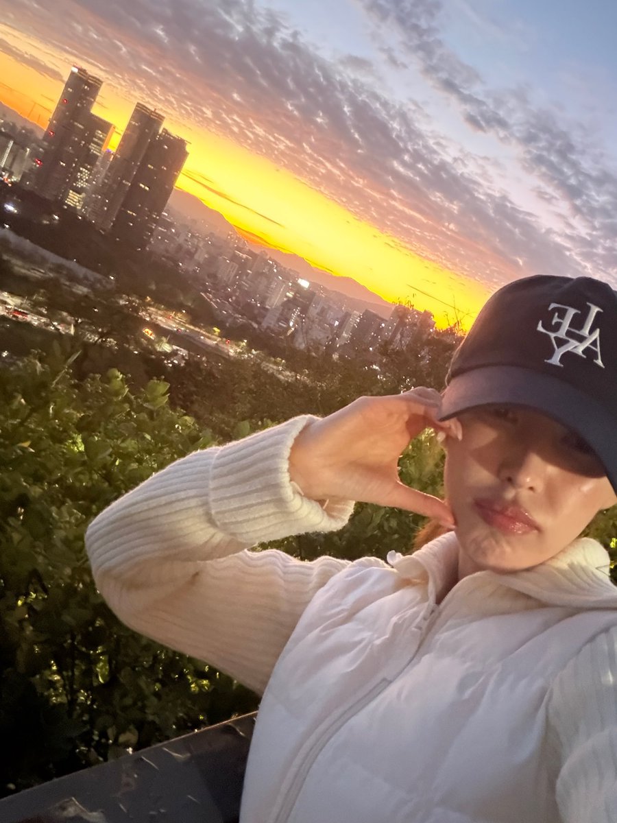 wendythread's tweet photo. 261023 💌 fromm 🦋🩵

🩵: Lately, I’ve been going on walks and exploring places by myself quite often!!!

👤: May all the good energy go to Seungwani!!!! Take all of mine too!
🩵: We should all be happy!!!

🩵: Have a great day, everyone~~~~~~~~ https://t.co/KQ7J2OFSbk