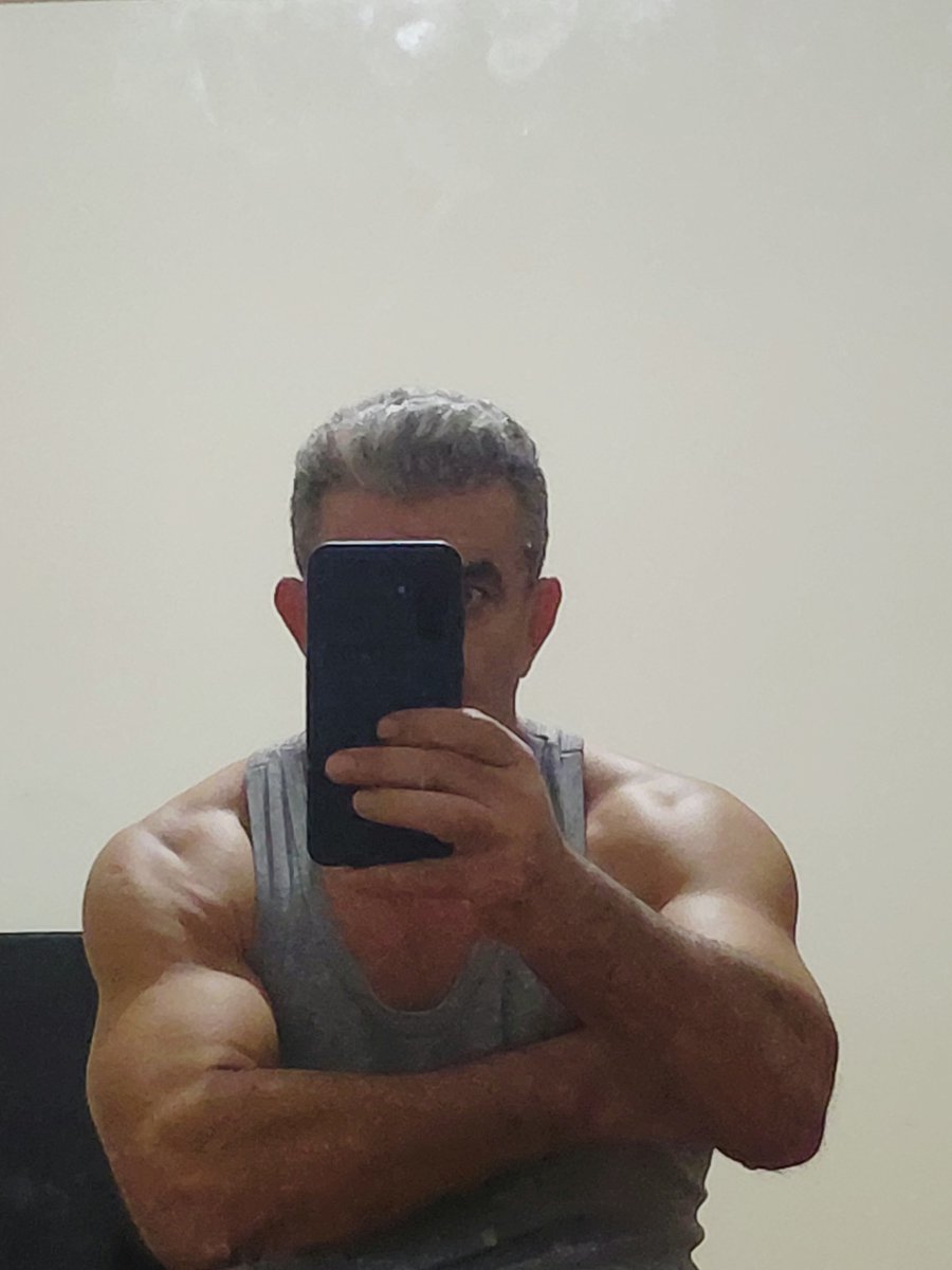 erolagan34's tweet photo. @Noam60473872676 Hiç spor salonuna gitmedim; sadece evde antrenman yaptım ve kreatin kullandım. https://t.co/0AKYeUs20N