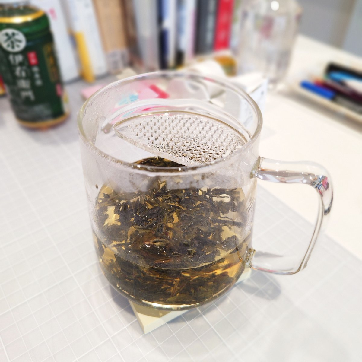 tsudajunko's tweet photo. 台湾で買った、茶葉が口に入らないガード付き耐熱カップの出番だぜ！

ずぼらな私は、会社にいながら急須でお茶を入れるなんてことは面倒すぎるので、カップに直入れするこのカップがすごく便利&amp;おいしいお茶が飲める。今日は文山包種茶。 https://t.co/xMREG7jFxS