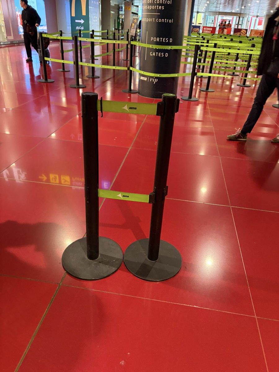 NavarroDescals's tweet photo. A l’aeroport de Barcelona, si t’hi fixes una mica, t’adones del deteriorament i de la manca de sensibilitat cultural i lingüística. Tot es veu en els petits detalls d’un matí qualsevol. I aquests detalls diuen molt de com estem i cap on anem. M’agradaria veure un aeroport net, que funcioni, plenament catalanitzat, que reflectís la nostra llengua, la nostra cultura i la nostra identitat, el nostre menjar. És una de les principals portes d’entrada a Catalunya.
