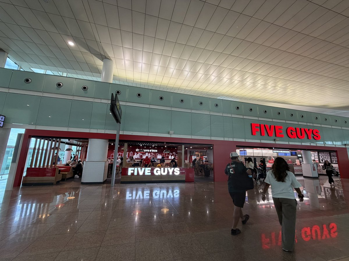 NavarroDescals's tweet photo. A l’aeroport de Barcelona, si t’hi fixes una mica, t’adones del deteriorament i de la manca de sensibilitat cultural i lingüística. Tot es veu en els petits detalls d’un matí qualsevol. I aquests detalls diuen molt de com estem i cap on anem. M’agradaria veure un aeroport net, que funcioni, plenament catalanitzat, que reflectís la nostra llengua, la nostra cultura i la nostra identitat, el nostre menjar. És una de les principals portes d’entrada a Catalunya.