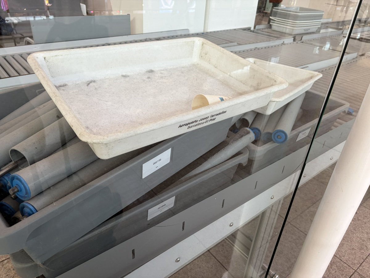 NavarroDescals's tweet photo. A l’aeroport de Barcelona, si t’hi fixes una mica, t’adones del deteriorament i de la manca de sensibilitat cultural i lingüística. Tot es veu en els petits detalls d’un matí qualsevol. I aquests detalls diuen molt de com estem i cap on anem. M’agradaria veure un aeroport net, que funcioni, plenament catalanitzat, que reflectís la nostra llengua, la nostra cultura i la nostra identitat, el nostre menjar. És una de les principals portes d’entrada a Catalunya.