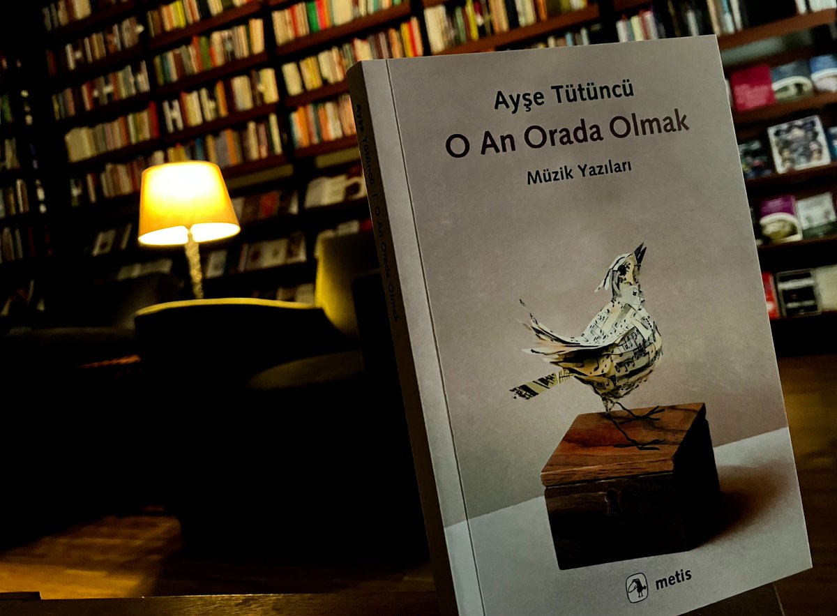 rob389's tweet photo. Ayşe Tütüncü
O An Orada olmak
Müzik Yazıları
#rob389 #oanoradaolmak @aysetutuncu_ @Metiskitap
"... Galiba esas mesele de bu: bir şey söylemek kadar, söylediğiniz şeyin başka şeyleri çağırmasına da izin vermek; okuru ögür bırakmak." Turgay Yalçın https://t.co/FMnZi356aa