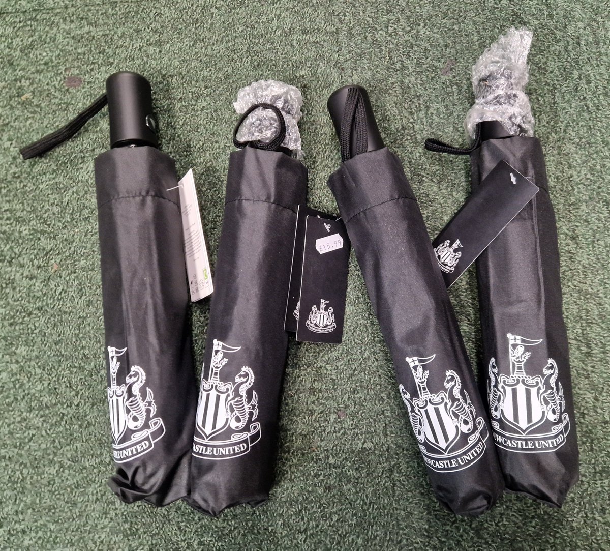 BackPageShop's tweet photo. Well, as Marti Pellow and the lads might say, it's a bit Wet Wet Wet out there this morning! 🌧 🌧💧💧

If ever there was a good day to invest in a black &amp; white brolly, this might be it!
⚫️⚪️⚽️☔️☂️🌂 https://t.co/ajaO69Ljoz