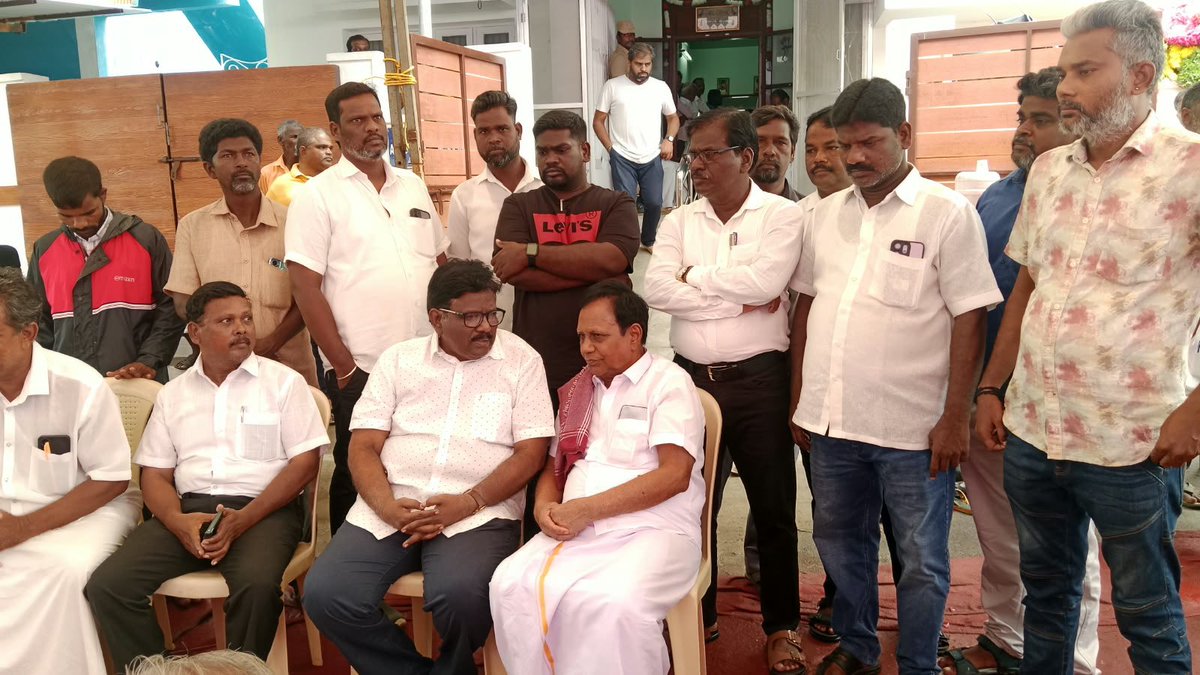 WriterRavikumar's tweet photo. அஞ்சலி 

திண்டிவனத்தைச் சேர்ந்த மூத்த வழக்கறிஞரும் சிபிஐ எம் கட்சியைச் சேர்ந்தவருமான திரு கோதண்டம் அவர்கள் உடல் நலிவால் மறைந்தார். அவருக்கு நேரில் சென்று அஞ்சலி செலுத்தினேன். கட்சி நிர்வாகிகள் மலைச்சாமி, திலீபன், பூபால், வேலு, சாக்ரட்டீஸ், மாத்தமிழன், கோட்டி பாலா, ஆனந்தராஜ் , சக்திவேல் எழிலரசன் உள்ளிட்டோர் உடனிருந்தனர்