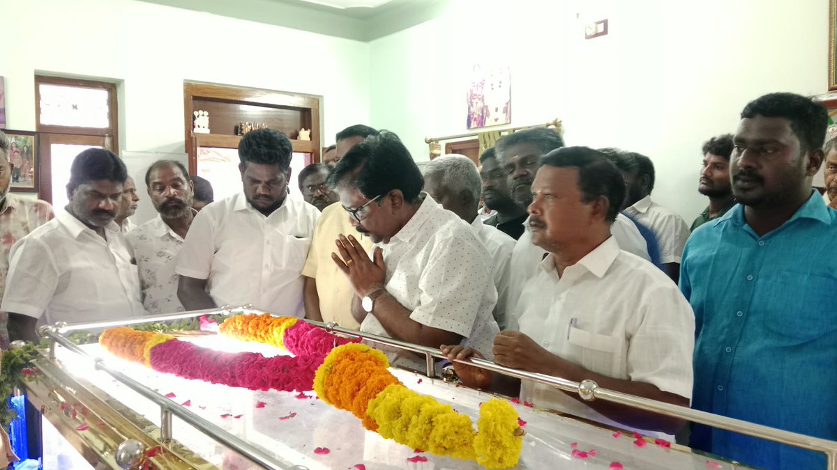 WriterRavikumar's tweet photo. அஞ்சலி 

திண்டிவனத்தைச் சேர்ந்த மூத்த வழக்கறிஞரும் சிபிஐ எம் கட்சியைச் சேர்ந்தவருமான திரு கோதண்டம் அவர்கள் உடல் நலிவால் மறைந்தார். அவருக்கு நேரில் சென்று அஞ்சலி செலுத்தினேன். கட்சி நிர்வாகிகள் மலைச்சாமி, திலீபன், பூபால், வேலு, சாக்ரட்டீஸ், மாத்தமிழன், கோட்டி பாலா, ஆனந்தராஜ் , சக்திவேல் எழிலரசன் உள்ளிட்டோர் உடனிருந்தனர்