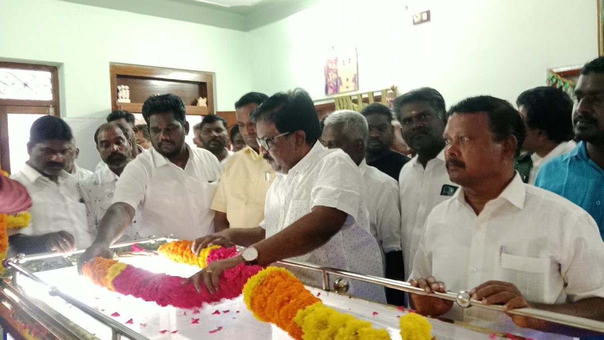 WriterRavikumar's tweet photo. அஞ்சலி 

திண்டிவனத்தைச் சேர்ந்த மூத்த வழக்கறிஞரும் சிபிஐ எம் கட்சியைச் சேர்ந்தவருமான திரு கோதண்டம் அவர்கள் உடல் நலிவால் மறைந்தார். அவருக்கு நேரில் சென்று அஞ்சலி செலுத்தினேன். கட்சி நிர்வாகிகள் மலைச்சாமி, திலீபன், பூபால், வேலு, சாக்ரட்டீஸ், மாத்தமிழன், கோட்டி பாலா, ஆனந்தராஜ் , சக்திவேல் எழிலரசன் உள்ளிட்டோர் உடனிருந்தனர்