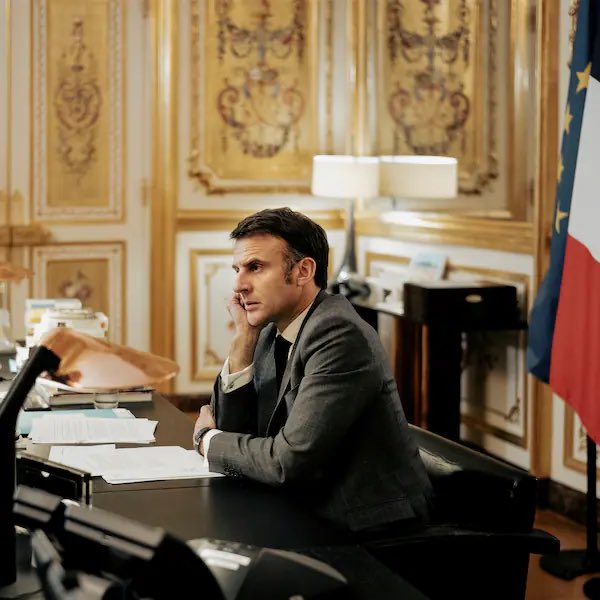 LBleuBlancRouge's tweet photo. 🔴😳 Dans le projet de budget 2027, l’État provisionne 2,3 millions d’euros pour les futurs bureaux d’Emmanuel Macron après son départ de l’Élysée.

Selon un rapport parlementaire révélé par Politico, le projet de loi de finances pour 2027 prévoit une enveloppe de 2,3 millions d’euros destinée à l’installation du président après son départ de l’Élysée en mai 2027. 

Macron n’a pas encore choisi le lieu exact.

Cette somme doit financer un bail de six ans, les travaux de sécurisation des locaux, ainsi que des bureaux meublés et équipés. Loyer, charges et frais généraux seront pris en charge par le Trésor public. Lissé sur la durée du bail, cela représente environ 383 000 euros par an.

Il a une maison au Touquet dans le Nord, il peut pas faire du télé-travail là-bas tranquillement après qu’il aura quitté l’Élysée ?

Pourquoi les contribuables devraient encore financer cette dépense inutile ?