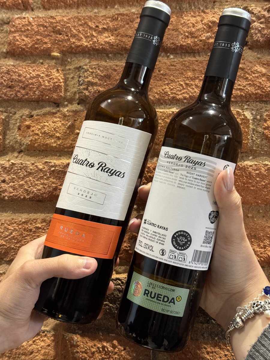 CuatroRayas's tweet photo. Detrás de cada vino, hay una forma de hacer las cosas.

El sello Producto Cooperativo, impulsado por Cooperativas Agro-alimentarias de España, pone en valor el trabajo conjunto de miles de personas que comparten un mismo objetivo: crear productos de calidad y contribuir al desarrollo del entorno rural.

En #BodegaCuatroRayas, el modelo cooperativo forma parte de la esencia de cada elaboración. Un proyecto común que une a socios y familias, genera oportunidades y mira al futuro sin olvidar sus raíces 🤝💚

Porque elegir un producto cooperativo es también apostar por las personas, el territorio y el valor de trabajar juntos.

@CoopsAgroCV