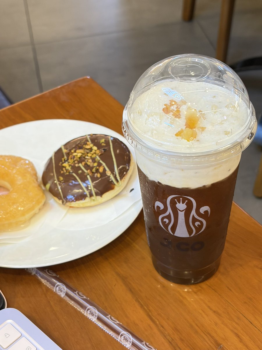 nocturnalcutie's tweet photo. say hi to mont blanc JCO 40k SEGENTONG dah dapet donat glaze juga, imo ini enakk walaupun kopinya too citrusy for my liking tp blends kopi, cream sama citrusnya balanceee https://t.co/xHZMBD8RP0