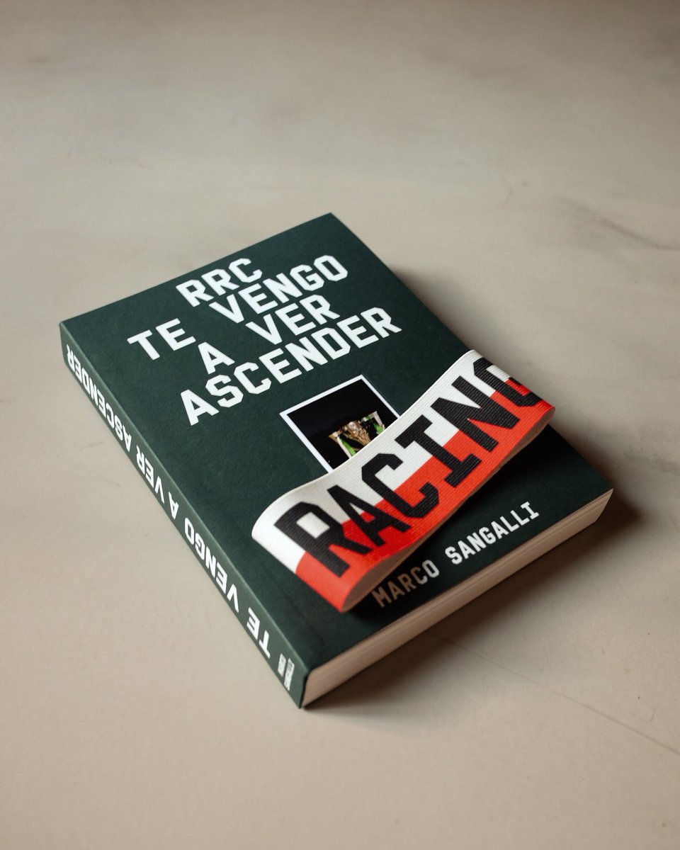 tiendaracing's tweet photo. Aclaración, el libro no está “roto” 🙃:

Se ha elegido la encuadernación suiza para que el libro pueda abrirse por completo, sin que las imágenes ni los detalles queden ocultos en el pliegue central. https://t.co/bHO0Sr5dOe