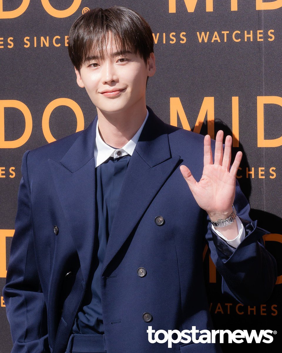 LeeJongSukWorld's tweet photo. 2026.10.23 #이종석 #LeeJongSuk at Mido watch event 😄 https://t.co/8pZlaQ0Pe2