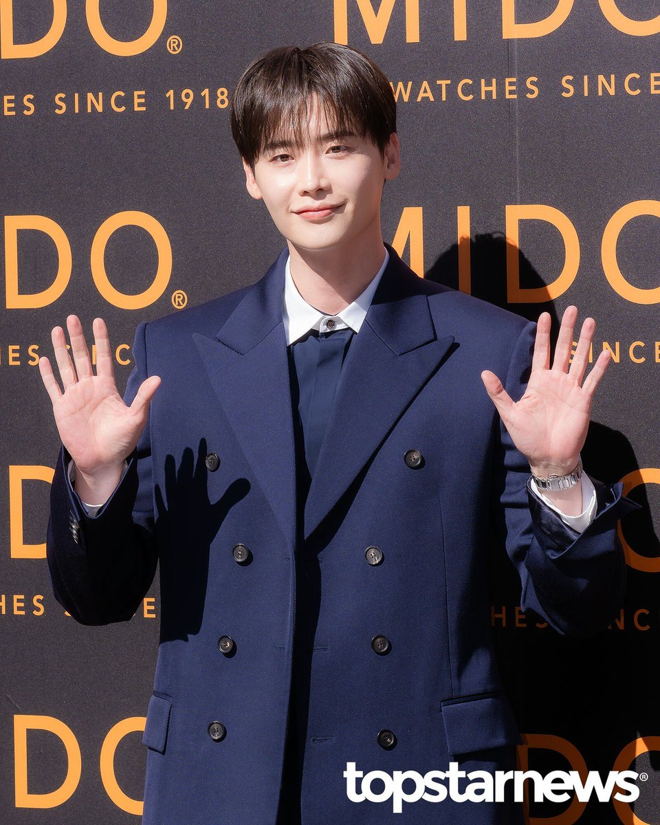 LeeJongSukWorld's tweet photo. 2026.10.23 #이종석 #LeeJongSuk at Mido watch event 😄 https://t.co/8pZlaQ0Pe2
